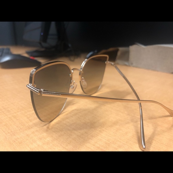 Tom Ford sunglasses mint condition. Green/rose gold, comes with dust cloth/case. - Picture 3 of 5